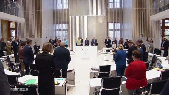Der niedersächsische Landtag in dem die Abgeordneten stehen. © Screenshot 