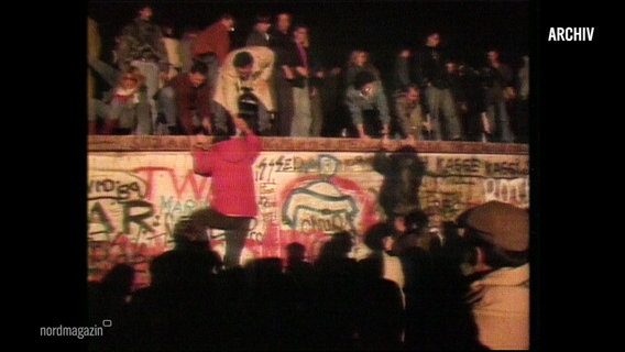 Bilder, wie die Berliner Mauer beklettert wird. © Screenshot 
