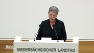 Eine Rednerin am Pult des Landtages. © Screenshot 