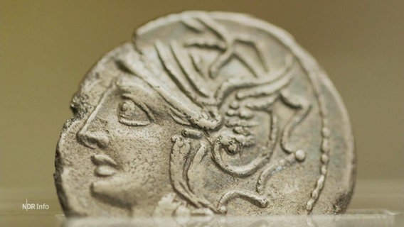 Eine altertümliche Silbermünze wird präsentiert. © Screenshot 