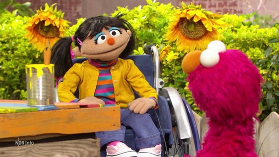 Sesamstraßen Charakter "Elin" sitzt im Rollstuhl. © Screenshot 