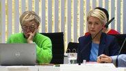 Die mecklenburgische Ministerpräsidentin Manuela Schwesig sitzt im Landtag und sieht nicht sehr glücklich aus. © Screenshot 