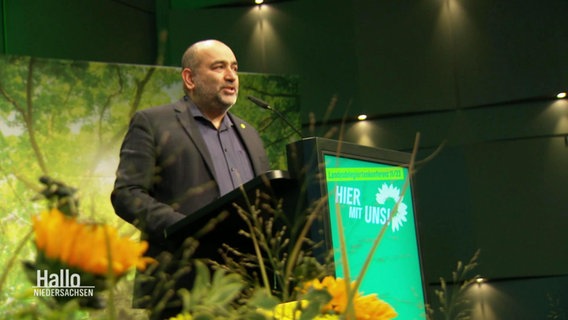 Omid Nouripour (Bundesvorsitzende der Grünen) spricht auf einem Landesparteitag in Osnabrück am 11.11.2023 © Screenshot 
