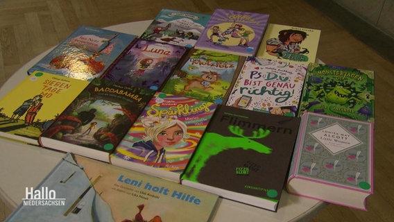 Eine Auswahl an Kinder- und Jugendbüchern liegen ausgerbeitet auf einem Tisch. © Screenshot 