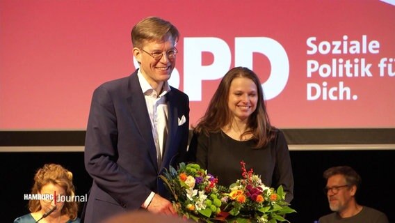 Die SPD-Politiker Niels Weiland und Melanie Leonhard posieren als neue Landesführung für ein Foto auf einem Landesparteitag. © Screenshot 