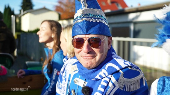 Ein Mann im blauer Tracht des Zinnowitzer Karnevalvereins. © Screenshot 