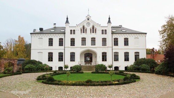 Das Gebäude von Gut Kussewitz. Ein weißer Bau im neugotischen Stil aus dem Jahr 1803. © Screenshot 