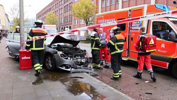 Einsatzkräfte an einem Unfallort in Hamburg-Harburg. © Screenshot 