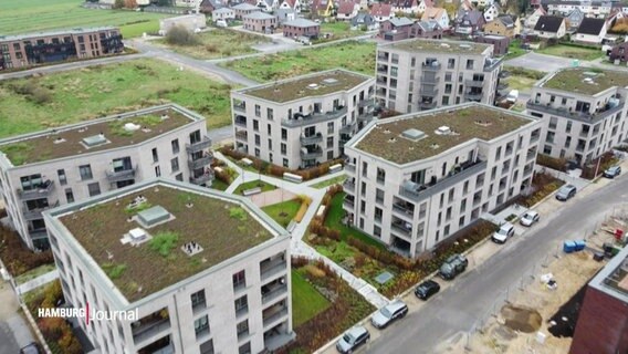 Blick aus der Vogelperspektive auf mehrere Mehrfamilienhäuser in einem Neubaugebiet. © Screenshot 