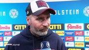 HSV-Trainer Tim Walter im Interview vor einer Logowand © Screenshot 