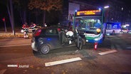 Nach einem Unfall auf einer größeren, mehrspurigen Straße stehen ein Linienbus und ein Kleinwagen Front an Front bei Nacht. © Screenshot 