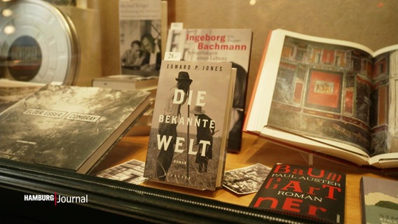 Im Schaufenster eines Büchergeschäfts werden mehrere Bücher präsentiert. © Screenshot 