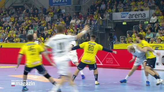 Handballspieler auf dem Feld in einer Sporthalle. © Screenshot 