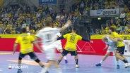 Handballspieler auf dem Feld in einer Sporthalle. © Screenshot 