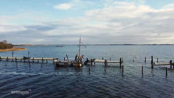 Von einem Ufer reicht ein abschnittsweise zusammengebrochener Steg in das Meer. © Screenshot 