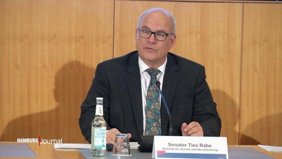 Der Hamburger Schulsenator Ties Rabe äußert sich bei einer Sitzung zu Investitionen in den Schulbau. © Screenshot 