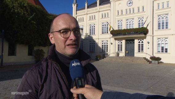 Christian Grüschow (parteilos), Bürgermeister von Büstrow im Interview vor dem Rathaus. © Screenshot 