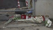 Kerzenlichter sind an einer Baustelle aufgestellt. © Screenshot 
