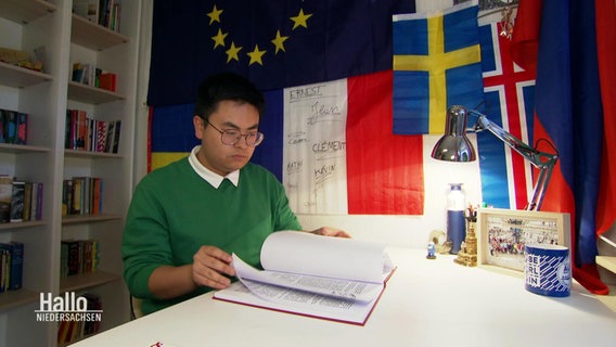 Der 19-jährige David Duong sitzt an seinem Schreibtisch. © Screenshot 