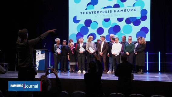 Menschen auf der Bühne bei der Verleihung des Hamburger Theaterpreises "Rolf Mares" . © Screenshot 