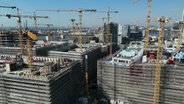 Eine Großbaustelle aus der Luft betrachtet. © Screenshot 
