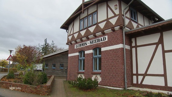 Ein Gebäude mit der Aufschrift "Lubmin Seebad". © Screenshot 