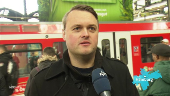 Ein Reisender am Bahnhof Hamburg. © Screenshot 