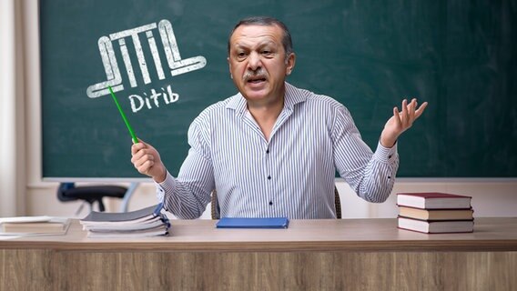 Der türkische Regierungspräsident Recep Tayyip Erdogan mit einem Stock vor einer Tafel auf der DITIB steht. (extra 3 vom 15.11.2023 im NDR Fernsehen) © NDR 