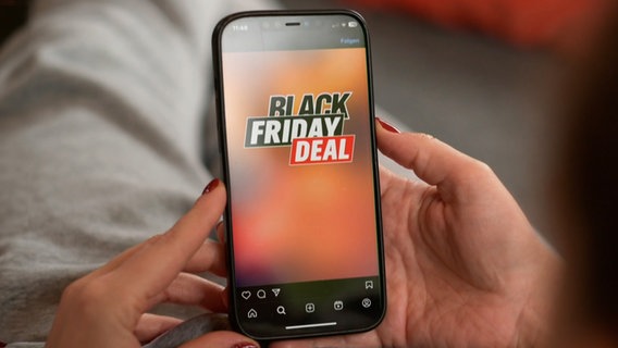Ein Handy-Display auf dem "Black Friday Deal" steht. Shopping-Wahnsinn Black Friday und Co. (extra 3 vom 15.11.2023 im NDR Fernsehen) © NDR 
