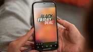 Ein Handy-Display auf dem "Black Friday Deal" steht. Shopping-Wahnsinn Black Friday und Co. (extra 3 vom 15.11.2023 im NDR Fernsehen) © NDR 