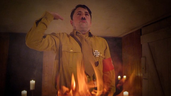 Adolf Hitler taucht bei einer Beschwörung auf. Die Hitler Beschwörung (extra 3 vom 15.11.2023 im NDR Fernsehen) © NDR 