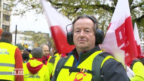 Ein Mann in Warnweste auf dem ver.di-Warnstreik. © Screenshot 