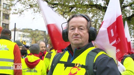 Ein Mann in Warnweste auf dem ver.di-Warnstreik. © Screenshot 