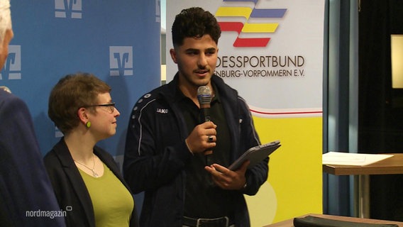 Mohammed Daghsh vom Greifswalder Boxclub bei der Verleihung des "Stern des Sports". © Screenshot 