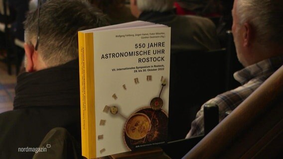 Das Buch "550 Jahre Astronomische Uhr Rostock". © Screenshot 