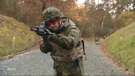 Ein Soldat mit Gewehr. © Screenshot 