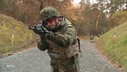 Ein Soldat mit Gewehr. © Screenshot 