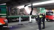 Ein LKW ist mit seinem Kran an einer Brücke hängengeblieben. © Screenshot 