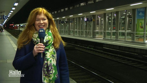 Die Reporterin Sophie Mühlmann berichtet vom Hauptbahnhof Hannover. © Screenshot 