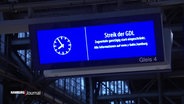 Ein Hinweisschild verweist auf den eingeschränkten Zugverkehr in Folge eines Warnstreiks der GDL. © Screenshot 