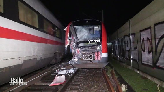 Ein beschädigter Zug neben einem ICE. © Screenshot 