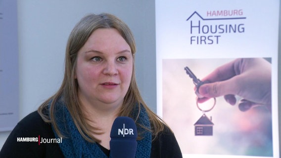 Eine Frau vom Projekt "Hamburg - Housing first" im NDR Interview. © Screenshot 