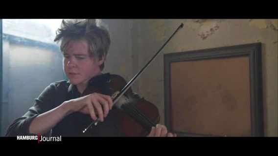 Ein junger Mann spielt Geige. © Screenshot 
