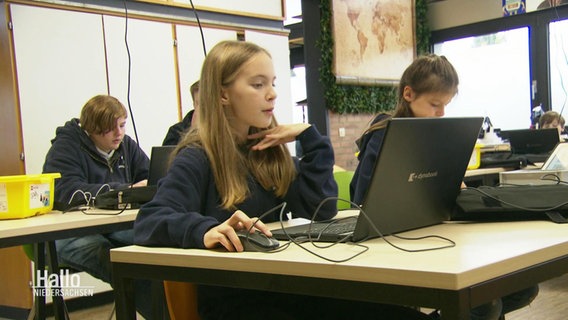 Schülerinnen vor Laptops in einem Klassenraum. © Screenshot 