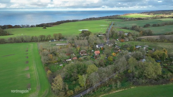 Ein Wohngebiet auf Rügen aus der Luft betrachtet. © Screenshot 