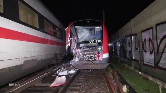 Ein beschädigter Zug neben einem ICE. © Screenshot 