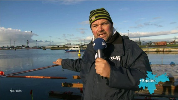 Der Reporter Sebastian Duden berichtet aus Emden. © Screenshot 