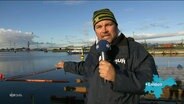 Der Reporter Sebastian Duden berichtet aus Emden. © Screenshot 
