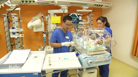 Pflegekräfte trainieren für die Arbeit auf einer Frühgeborenenstation. © Screenshot 