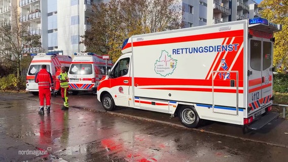 Drei Rettungsdienstwägen stehen vor einem Gebäude. © Screenshot 